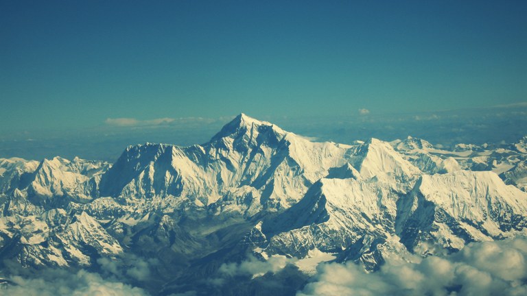 Este eh o famoso monte everest(fonte: sdhasdhasjd)